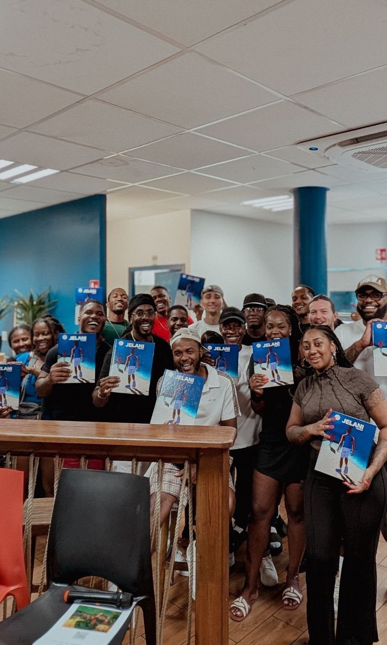 Groupe d'une vingtaine de lecteurs réunis pour une dédicace de JELANI Tome 1, chacun tenant son exemplaire de l'album.